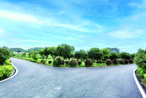 道路沿線風(fēng)景如畫.jpg