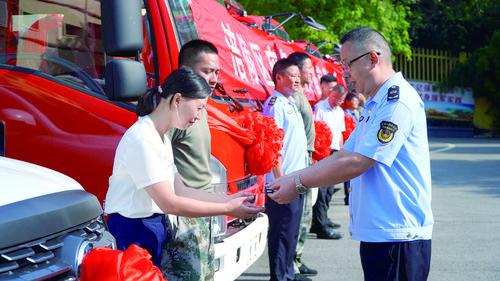 車輛鑰匙交接 記者 譚艷華 攝.jpg