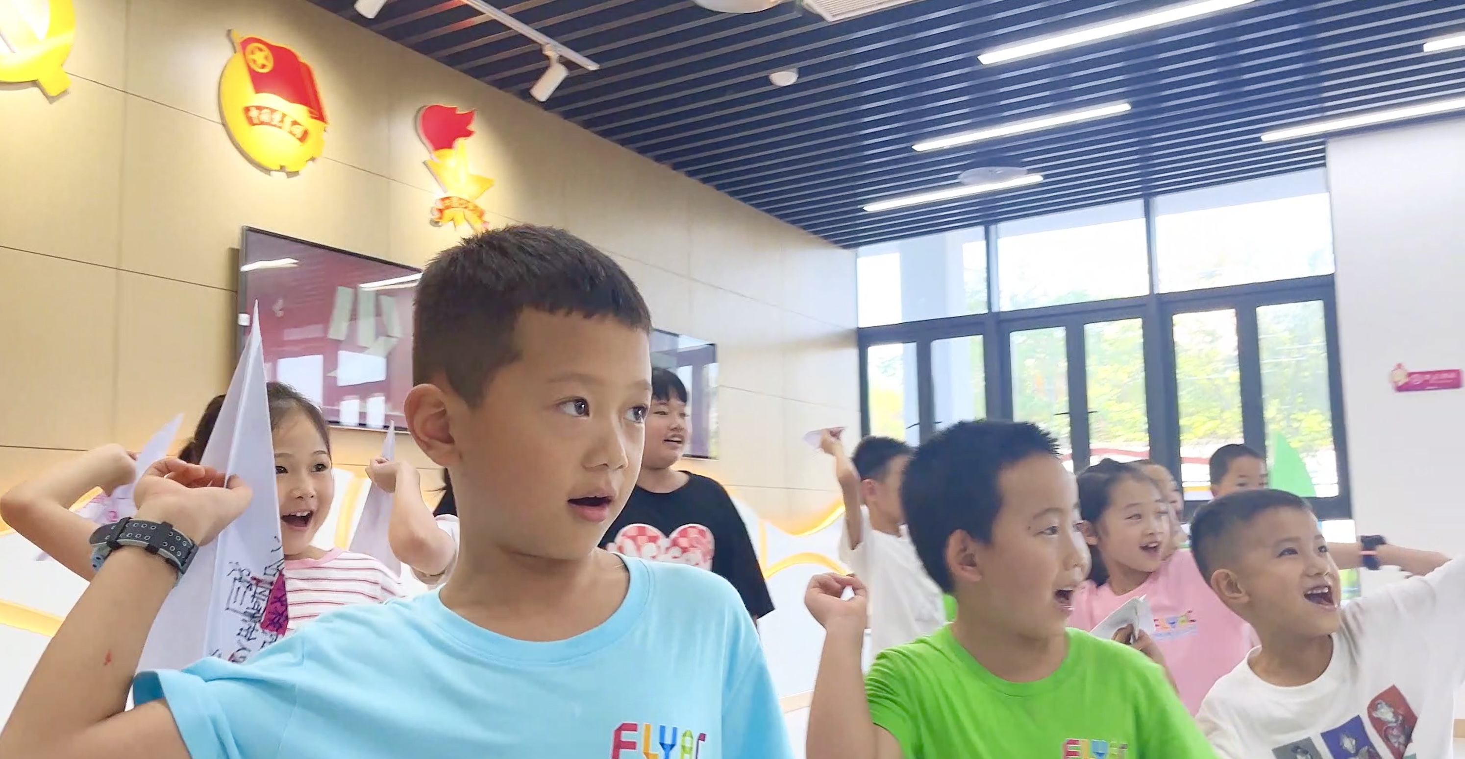孩子們準(zhǔn)備放飛寫有煩惱的紙飛機(jī) 記者 蔣歡 攝.jpg