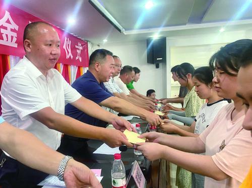 愛心助學(xué)金發(fā)放儀式現(xiàn)場.jpg