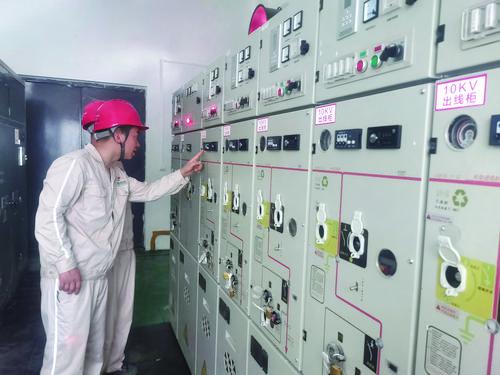 電力工人檢查老舊小區(qū)配電房設(shè)備運(yùn)行情況.jpg