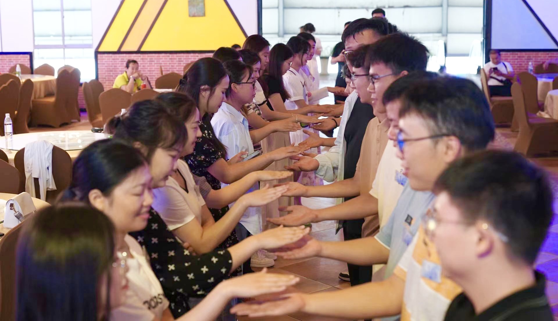 參與活動的青年進(jìn)行趣味互動 見習(xí)記者 施露 攝.jpg
