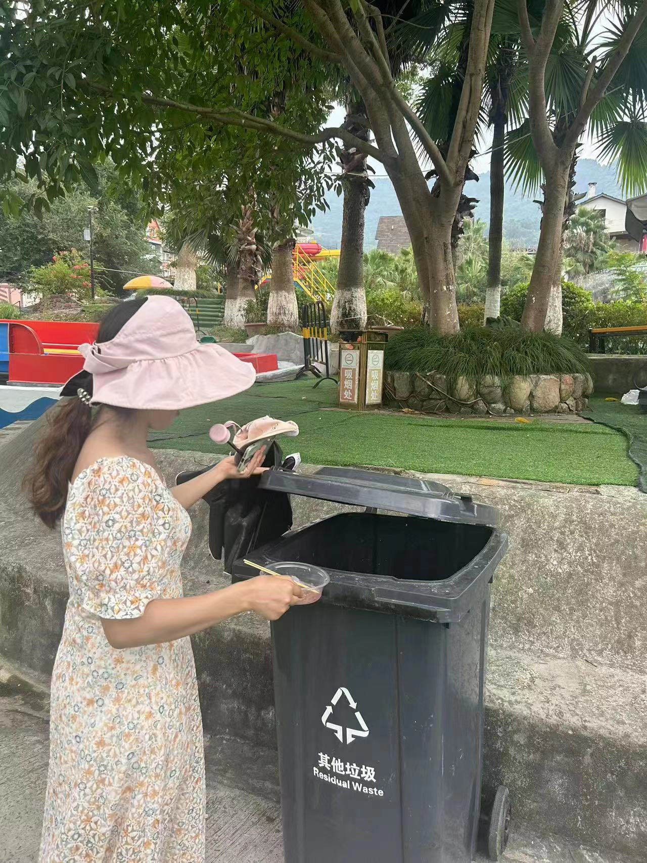 游客自覺(jué)將垃圾投入垃圾箱.jpg
