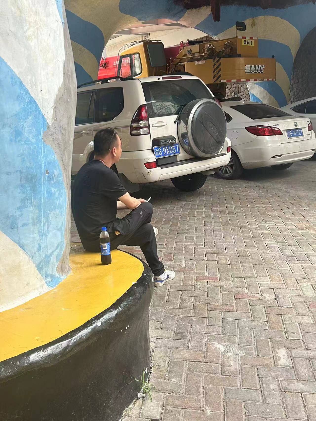 一位游客在無(wú)煙景區(qū)非吸煙區(qū)隨意吸煙.jpg