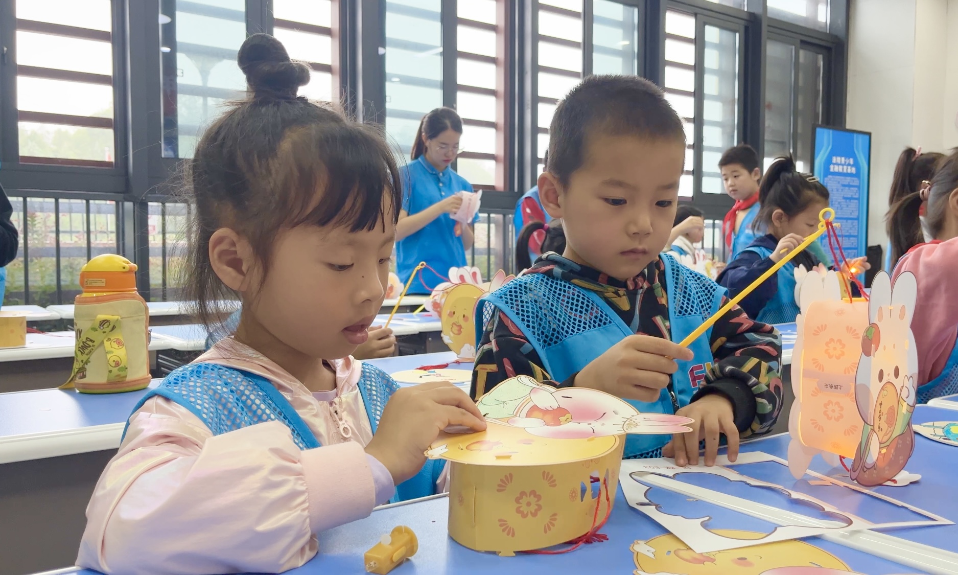 孩子們在做花燈 記者 蔣歡 攝.jpg
