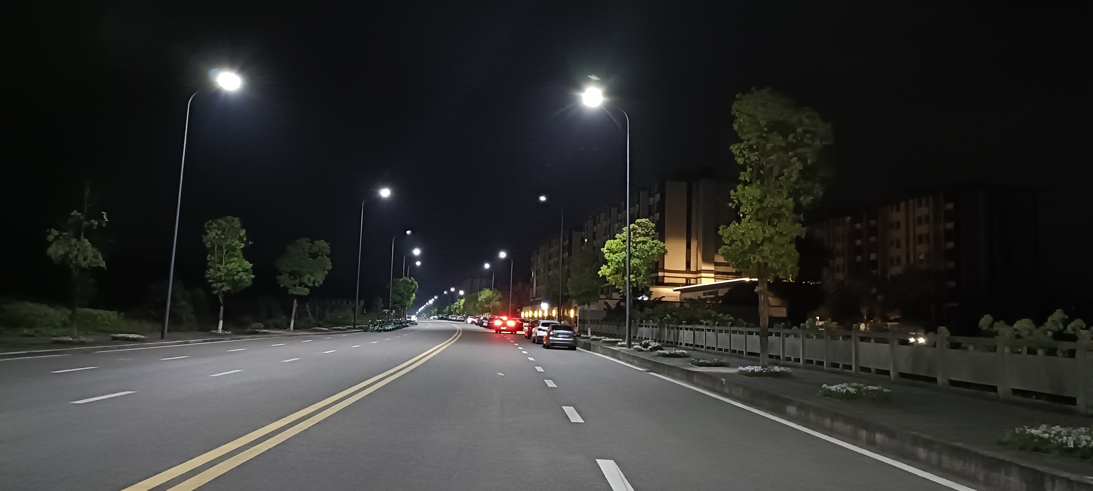 新安裝的路燈亮起來了 記者 徐華東 攝.jpg