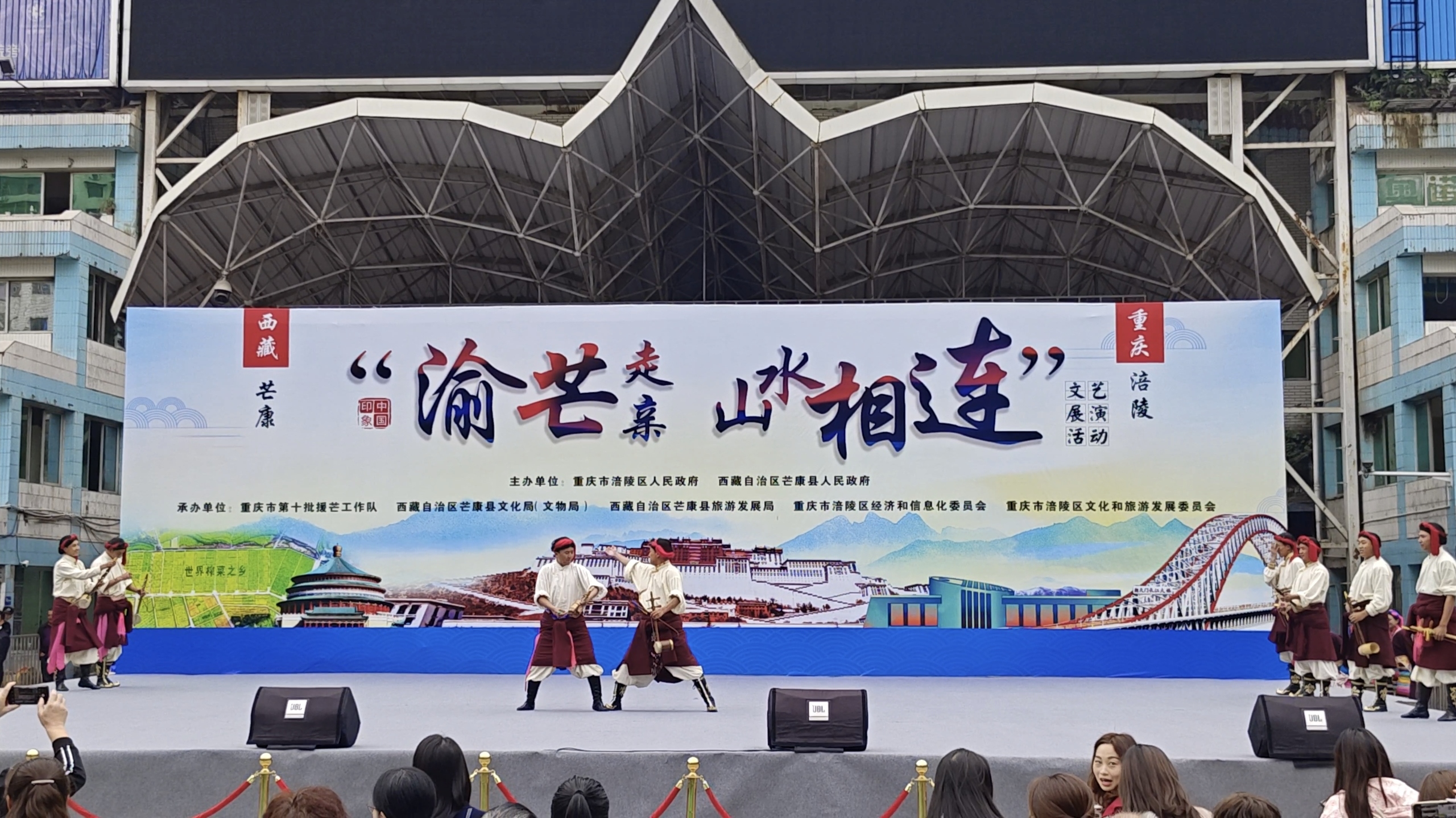 在涪陵廣場的演出現(xiàn)場 記者 冉冉 .jpg
