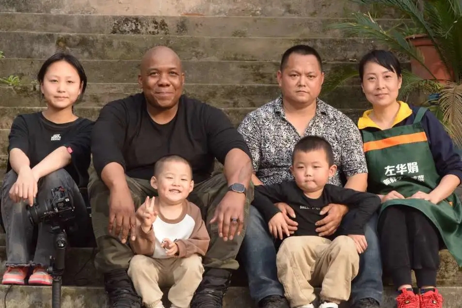 Dwante Roshawn Spuriel與左華娟一家合影留念.jpg