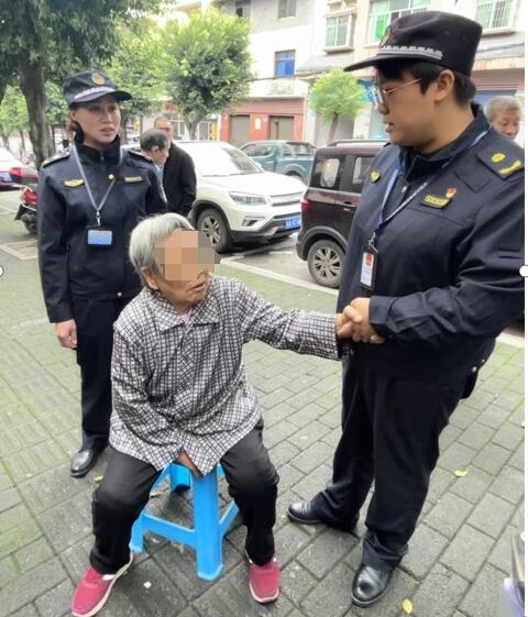 執(zhí)法人員照顧突發(fā)疾病的老人.jpg